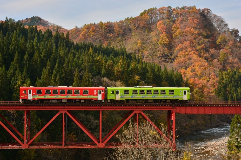 日本東北賞楓推薦！秋田內陸縱貫鐵道，媲美世界級賞楓景點。