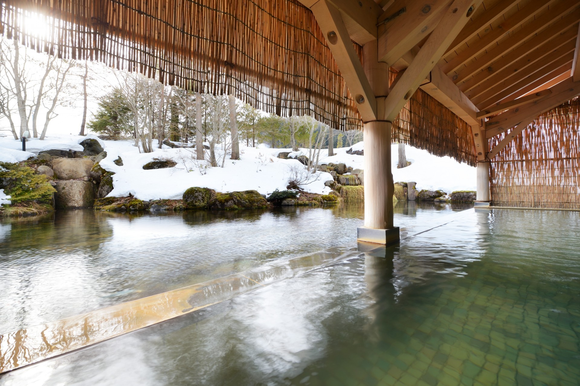 Onsen dengan Pemandangan Salju