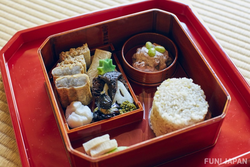 懐石料理  (Kaiseki cuisine) 
