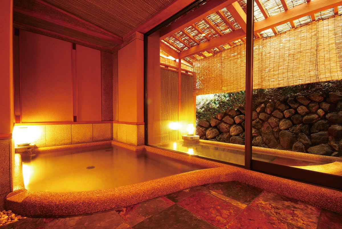 A ryokan offering rooms with open-air baths: Kyoto Arashiyama Onsen Ryokan Hanaikada