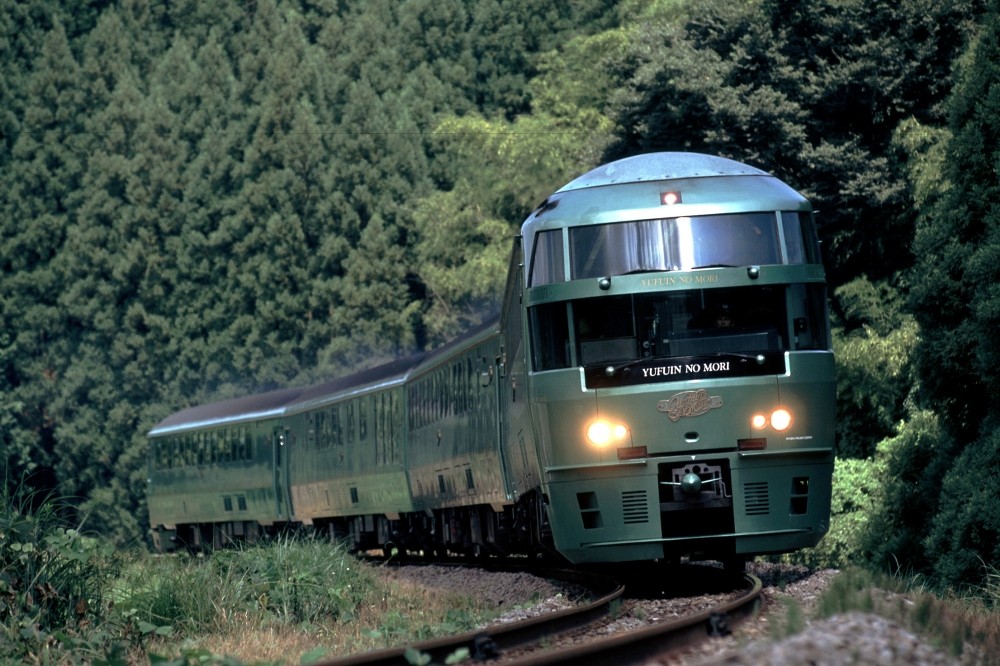 2. 連接福岡博多與湯布院— 特快列車「由布院之森」