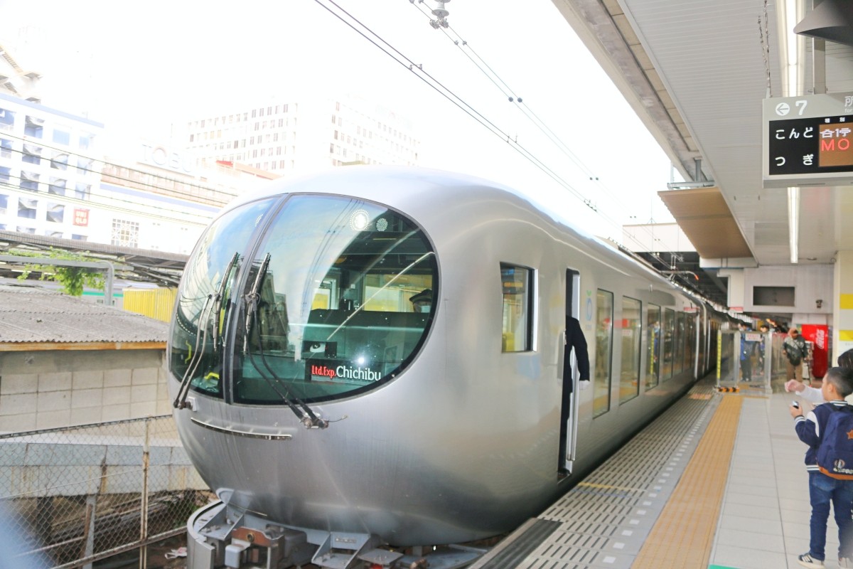 รถไฟด่วนพิเศษ Laview (Seibu Railway)