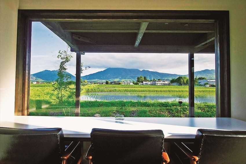 每個位子都可以看到超棒的景觀，窗戶看出去就是美好的田園風景和遠方的阿蘇五岳