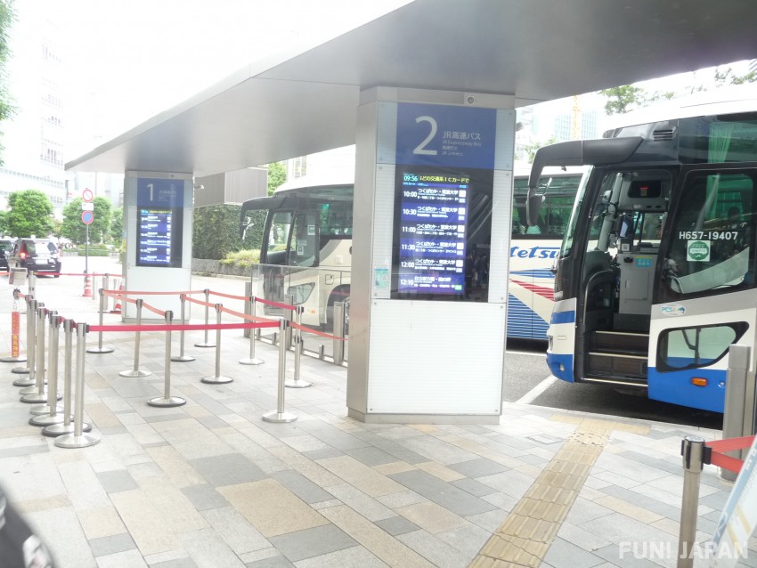 ป้ายรถบัสทางด่วน JR ที่ทางออก Yaesu ทิศใต้ของสถานีโตเกียว 