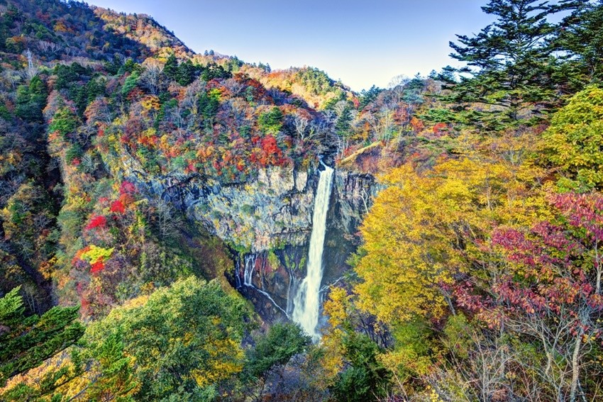 日本三大名瀑之一的華嚴瀑布