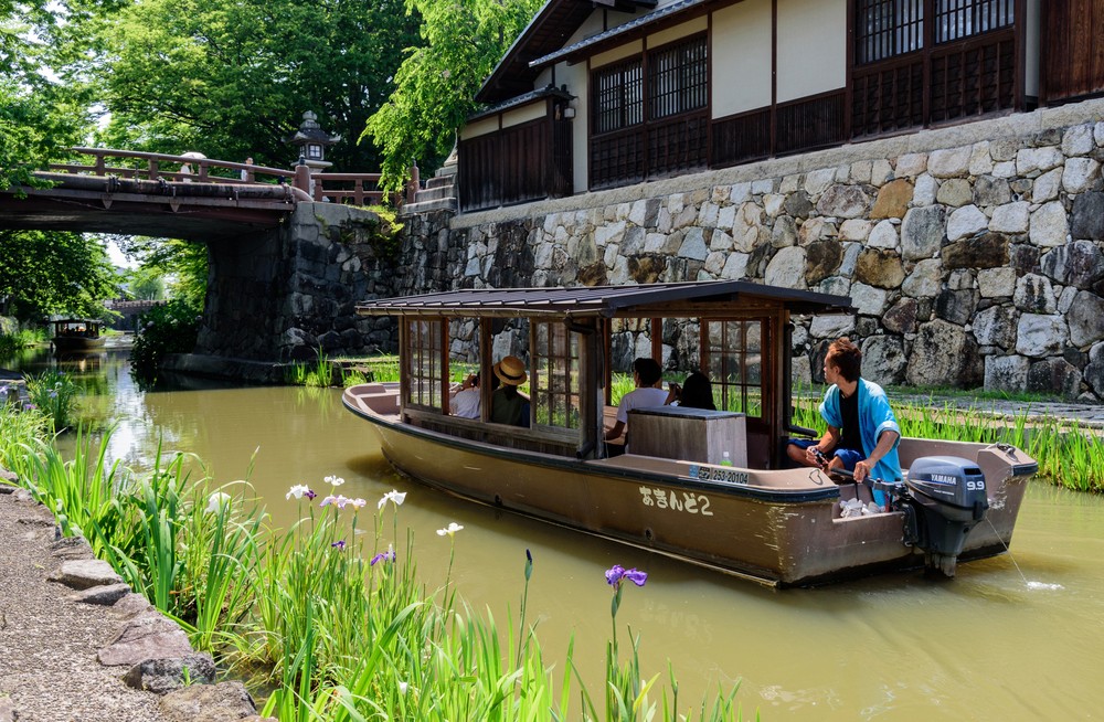 Koto & Higashi Omi Area: Historic towns such as Hikone Castle and Hachimanbori