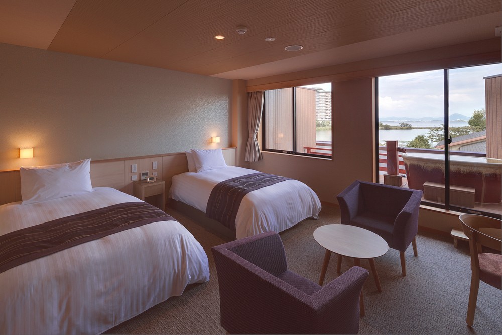 Enjoy Lake Biwa in the lake view rooms of hotels and inns!