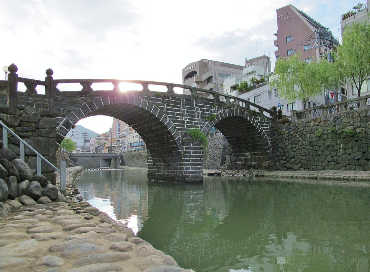 สะพานเมกาเนะ หนึ่งในสามสะพานขึ้นชื่อแห่งญี่ปุ่นและสัญลักษณ์เด่นประจำนางาซากิ ไปสัมผัสเสน่ห์ของสะพานโค้งหินที่เก่าแก่ที่สุดในญี่ปุ่นกัน