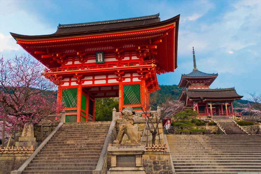 京都清水寺：聳立於陡峭懸崖上的雄偉建築