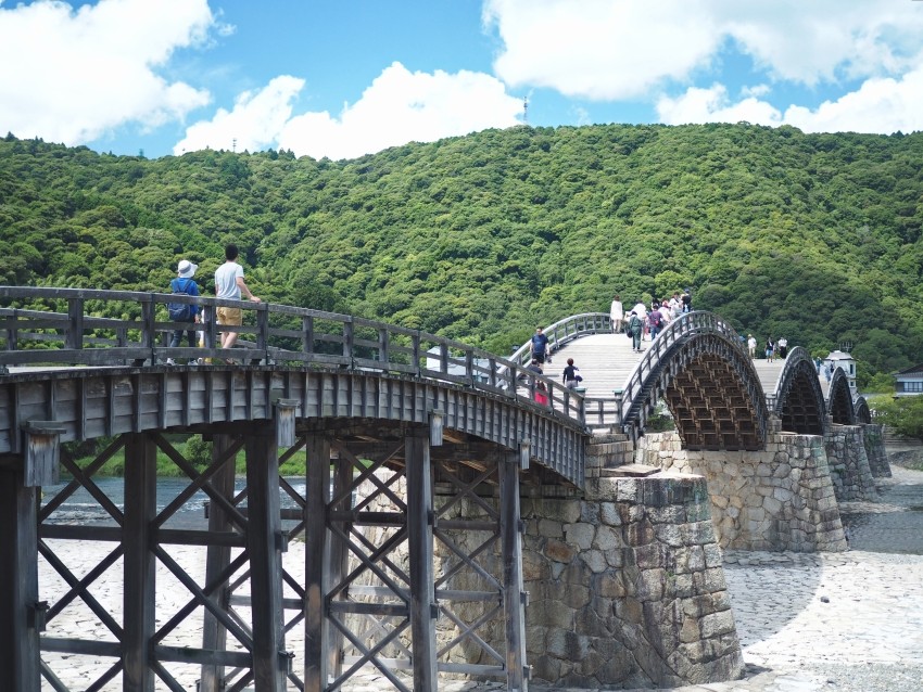 【Chugoku Shikoku】Admire the beautiful arch and white snake at Kintaikyo Bridge