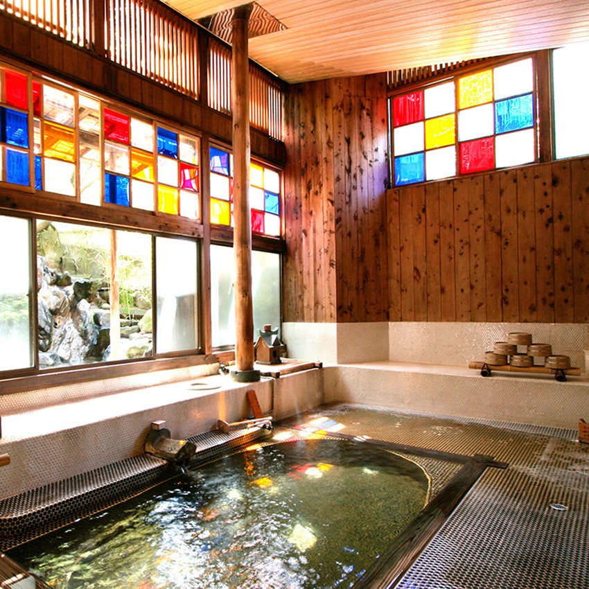 3. 裝飾著復古彩色玻璃格窗的名湯溫泉池：「鄉村飯店住吉屋」
