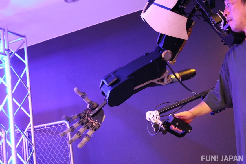 A giant robot about 3 meters tall! Move it with your own arms and legs: 'ROBOT RIDE' at THE ROBOT PARK ODAIBA