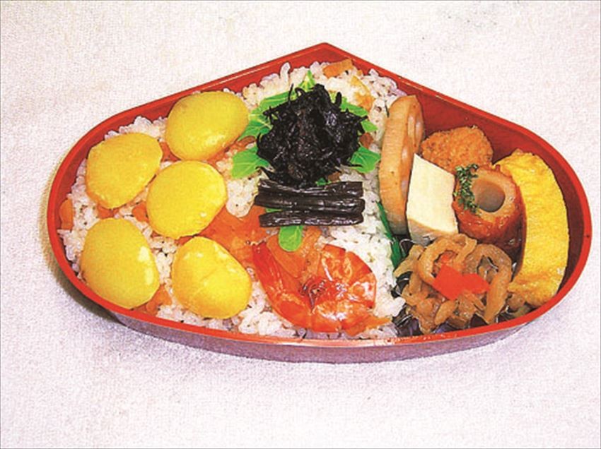 最受歡迎的是栗子飯便當 1100日圓。昭和40年（西元1965年）登場至今的長賣商品