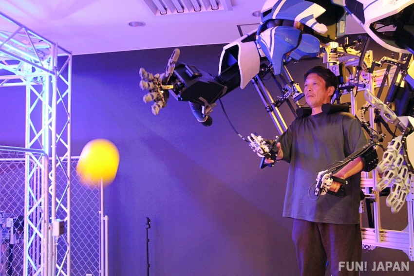 A giant robot about 3 meters tall! Move it with your own arms and legs: 'ROBOT RIDE' at THE ROBOT PARK ODAIBA
