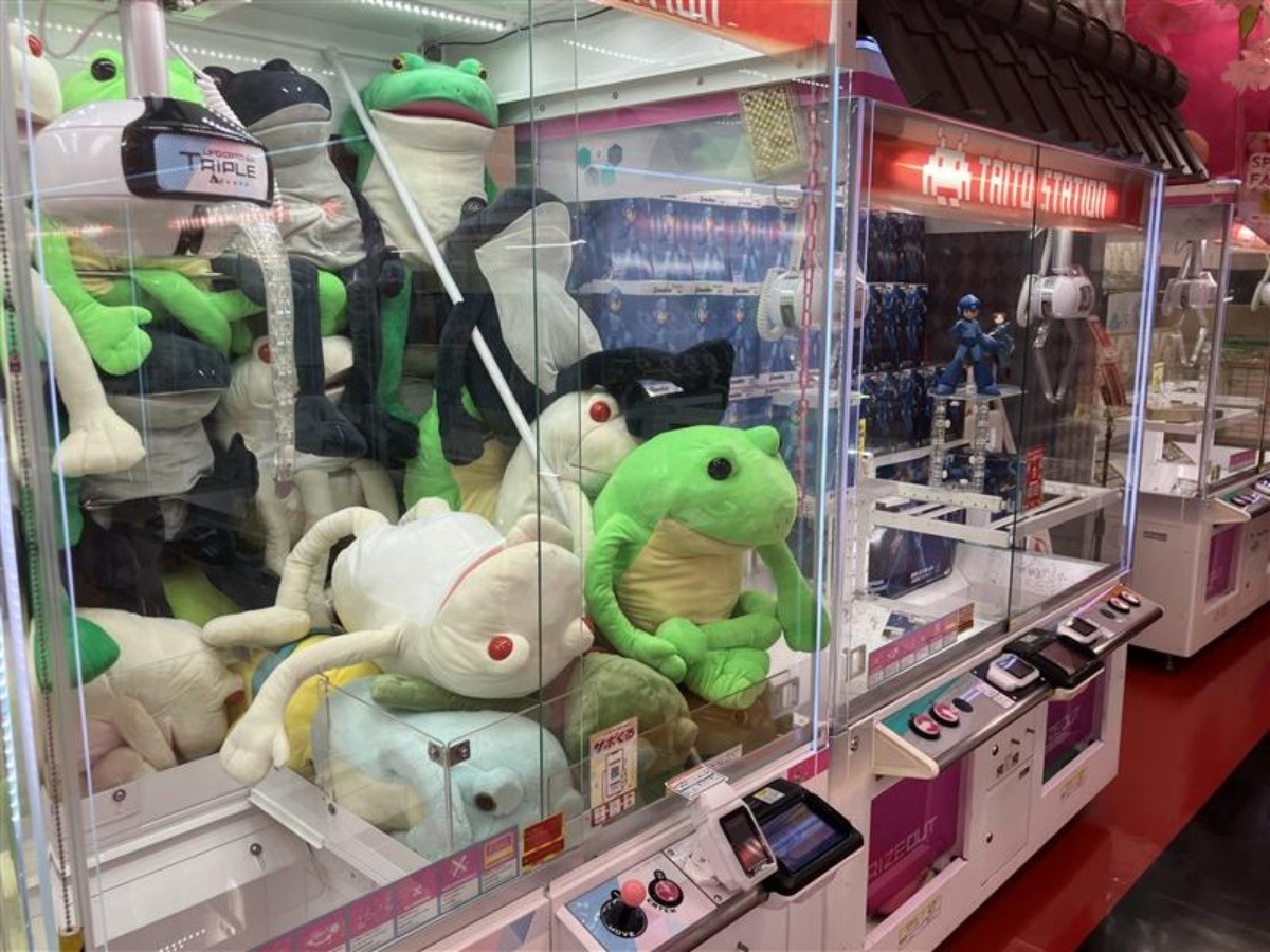 เครื่องเกมคีบตุ๊กตาในร้าน TAITO STATION Osaka Nipponbashi