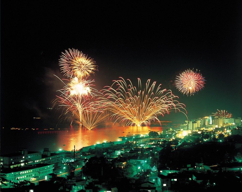 【Hokkaido Prefecture】Lake Toyako Long Run Fireworks Display: Japan's Longest Fireworks Festival