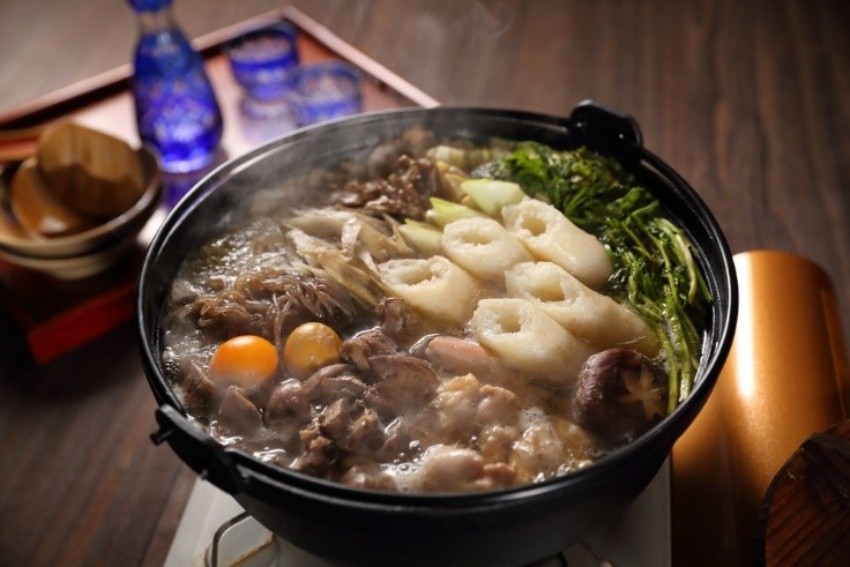 秋田的日本清酒與「米棒鍋」、「稻庭烏龍麵」、「比內地雞」等秋田的知名代表美食搭配，能引發出食材最大的美味，可謂相得益彰。