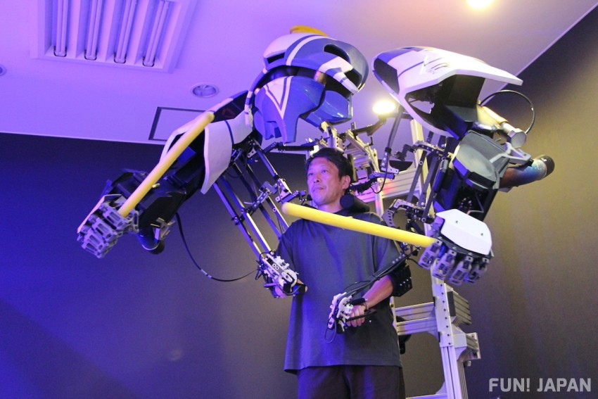 A giant robot about 3 meters tall! Move it with your own arms and legs: 'ROBOT RIDE' at THE ROBOT PARK ODAIBA