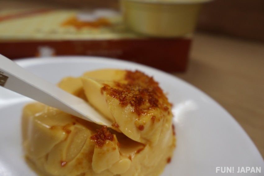 Editor tasting Nagasaki Castella Pudding