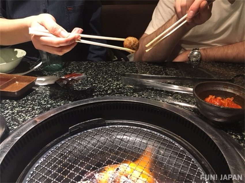 勿用筷子傳物（箸渡し，Hashi-watashi）：請勿用筷子對筷子傳遞食物