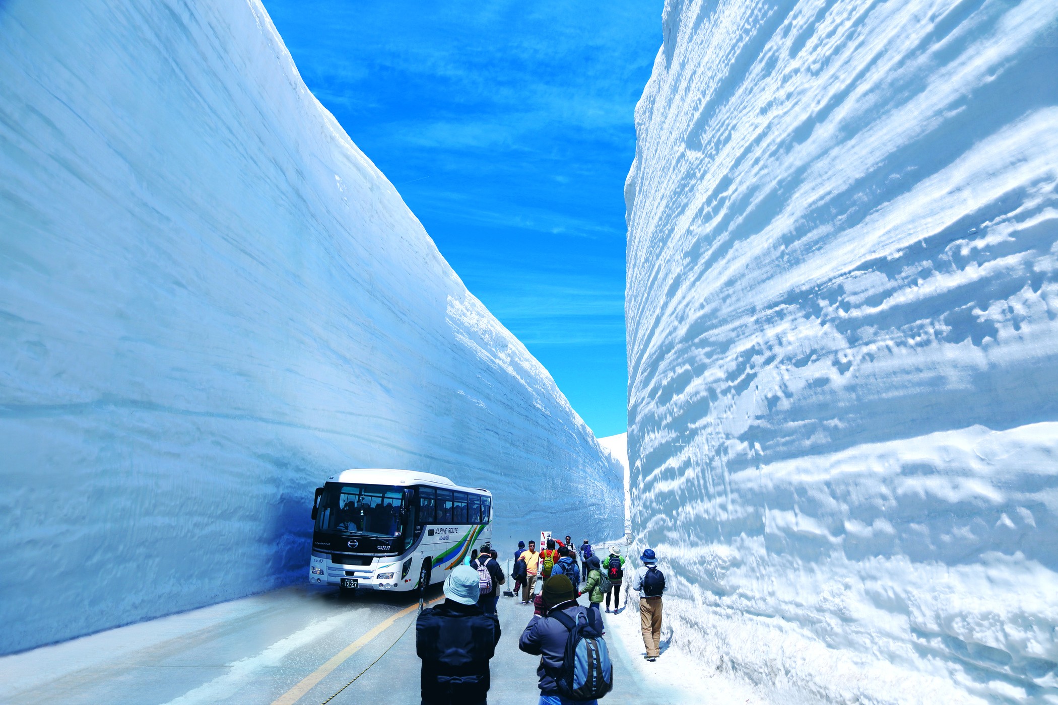 กำแพงหิมะสูงตระหง่านใน Snow Corridor