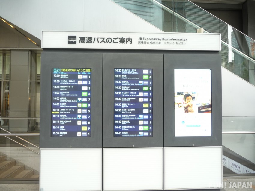 Papan informasi di Terminal Bus Cepat JR Yaesu Selatan Stasiun Tokyo