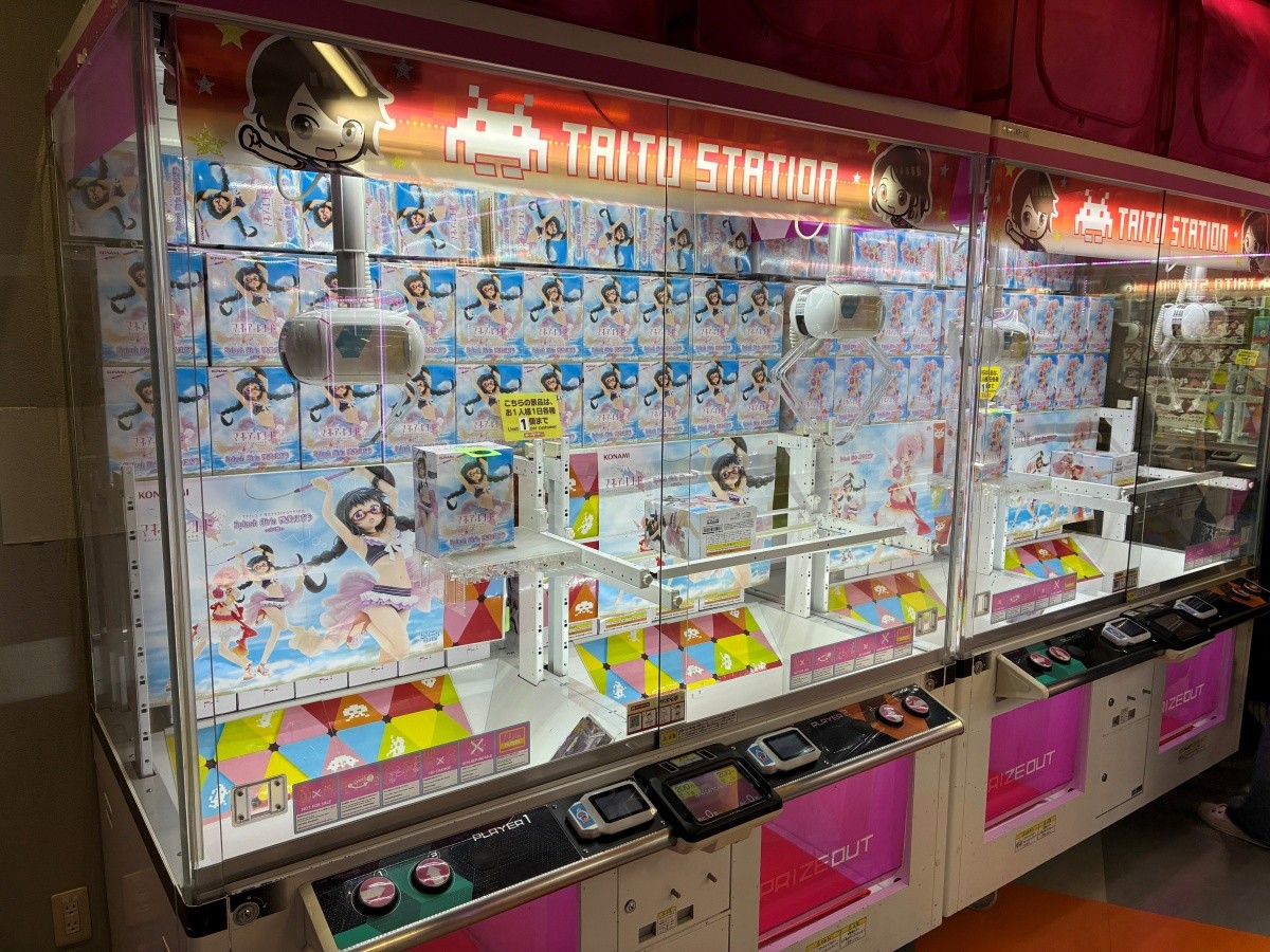 เครื่องเกมคีบตุ๊กตาและโซนเกมในร้าน TAITO STATION Namba