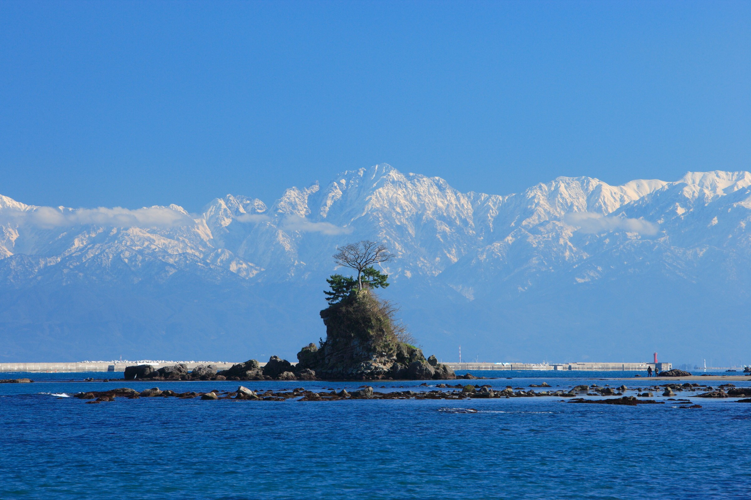 ชายฝั่งอะมาฮาราชิพร้อมวิวเทือกเขา Tateyama และ Onna-iwa