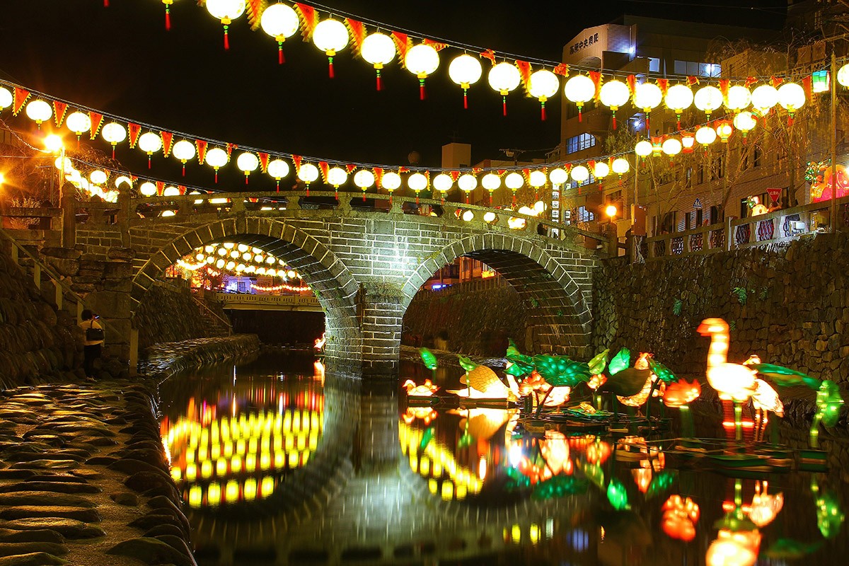 眼鏡橋附近舉行嘅祭典活動：長崎燈籠節