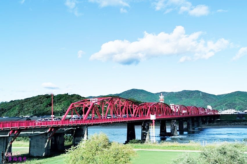 「四萬十川橋」也稱為「赤鐵橋」，橫貫整個四萬十川，這座鐵橋也可以說是中村的地標