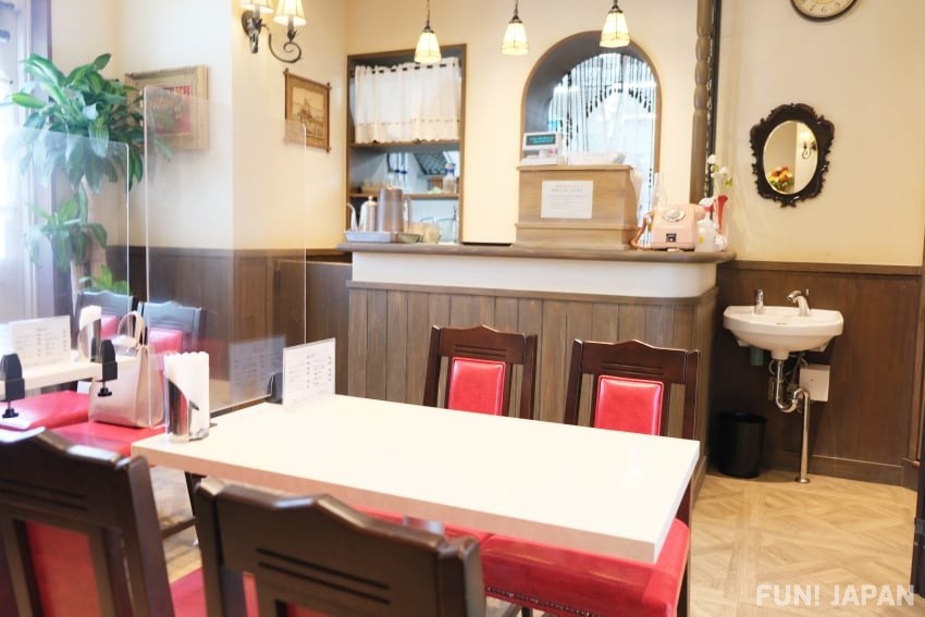 在夕日之丘商店街有2間餐廳，分別是「喫茶VICTORIA」西式餐廳以及「食堂助六屋」日式餐廳。