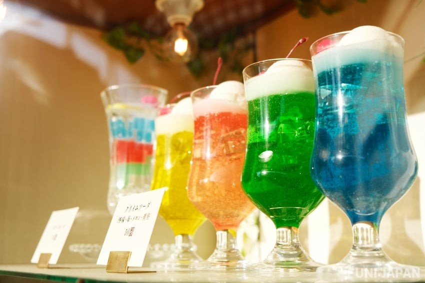 宛如寶石盒一般璀璨閃爍的繽紛果凍氣泡飲「Jelly Punch」和碧綠的「漂浮汽水」更是吸睛指數爆表！