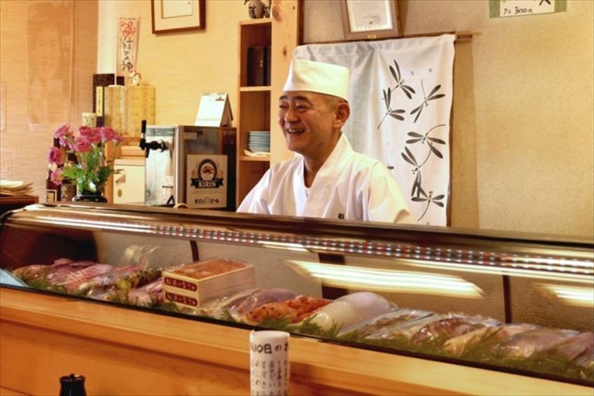 อาหารทะเลขึ้นชื่อของจังหวัดมิเอะไม่ได้มีแค่เป๋าฮื้อและกุ้งมังกรเท่านั้นนะ! เราจะพาไปทานของอร่อยที่ร้าน “ซูชิอาคาซึคิ” ที่อิเซะชิมะ
