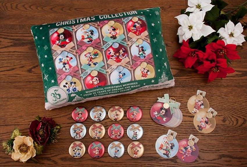 Produk yang dikenakan Mickey dan Minnie Mouse kenakan di event spesial Natal tahun-tahun sebelumnya. Cushion seharga 2,000yen, badge seharga 3,200yen, dan memo seharga 700yen.