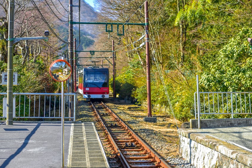 箱根登山鐵道：環繞箱根的陡峭山岳鐵道