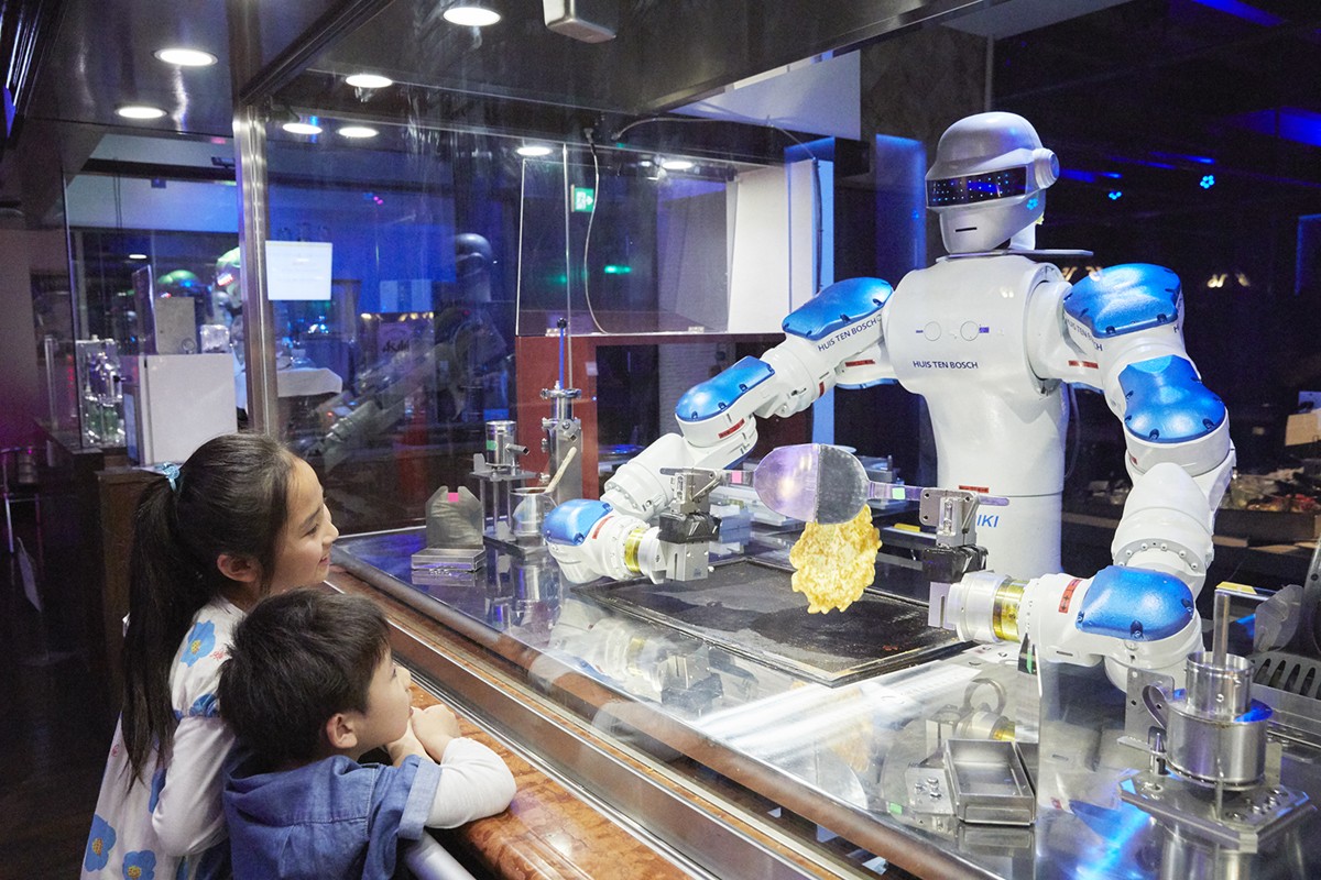ร้านอาหาร Henn na Restaurant Huis Ten Bosch ที่พนักงานบริการเป็นหุ่นยนต์