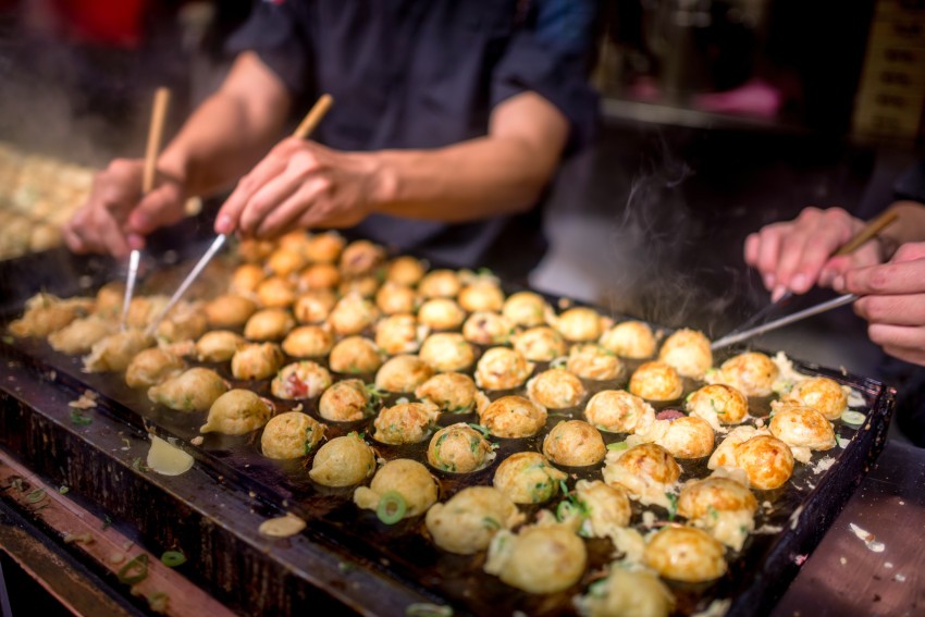 Rekomendasi Makanan 1: Kushikatsu (sate goreng tepung) dan Takoyaki. Ayo kita coba makan sambil berjalan di Dotonbori, Osaka!
