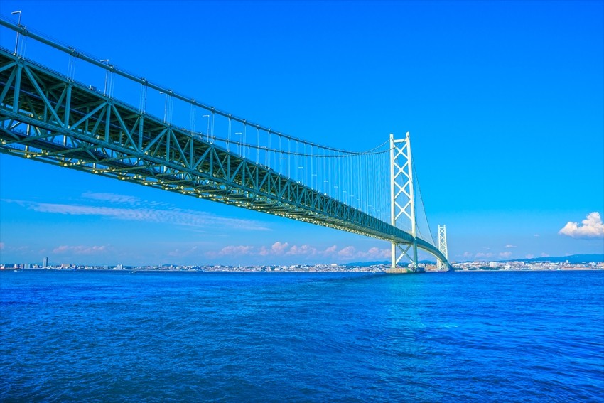 สะพานแขวนที่ยาวที่สุดในโลก สะพานแขวนอะคาชิไคเคียว (Akashi Kaikyo) ข้ามช่องแคบอะคาชิที่จังหวัดเฮียวโงะ