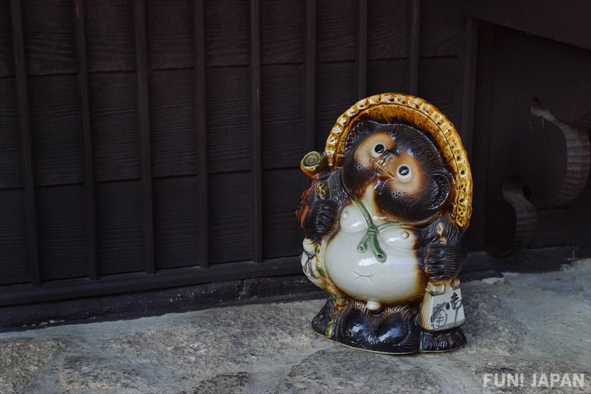 A lucky item for prosperous business often seen at the entrance: Tanuki (raccoon dog) figurines
