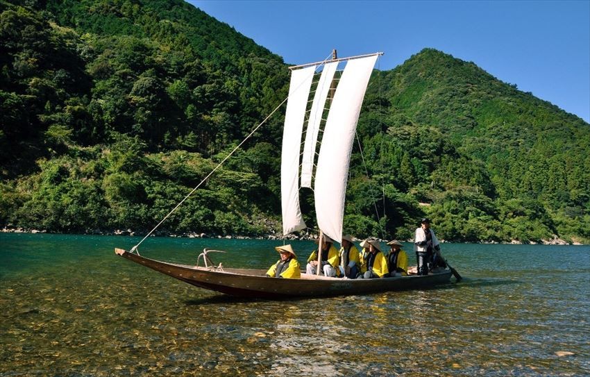 在三反帆，您可以體驗坐在帆船遊熊野川