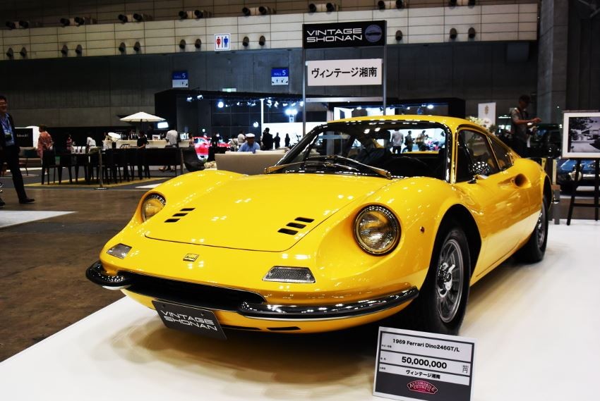 Những chiếc xe hơi cổ giá khoảng 80 triệu yên, điển hình như ToyoTa 2000GT