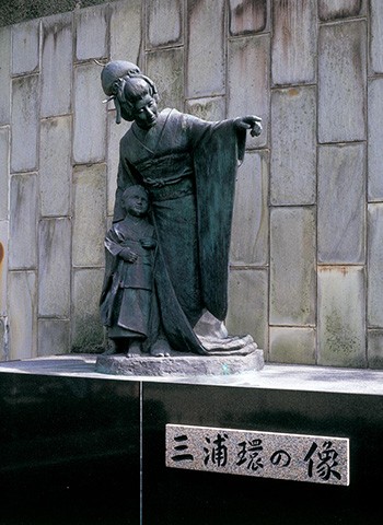 哥拉巴園內雕像：義大利作曲家「普契尼」雕像等