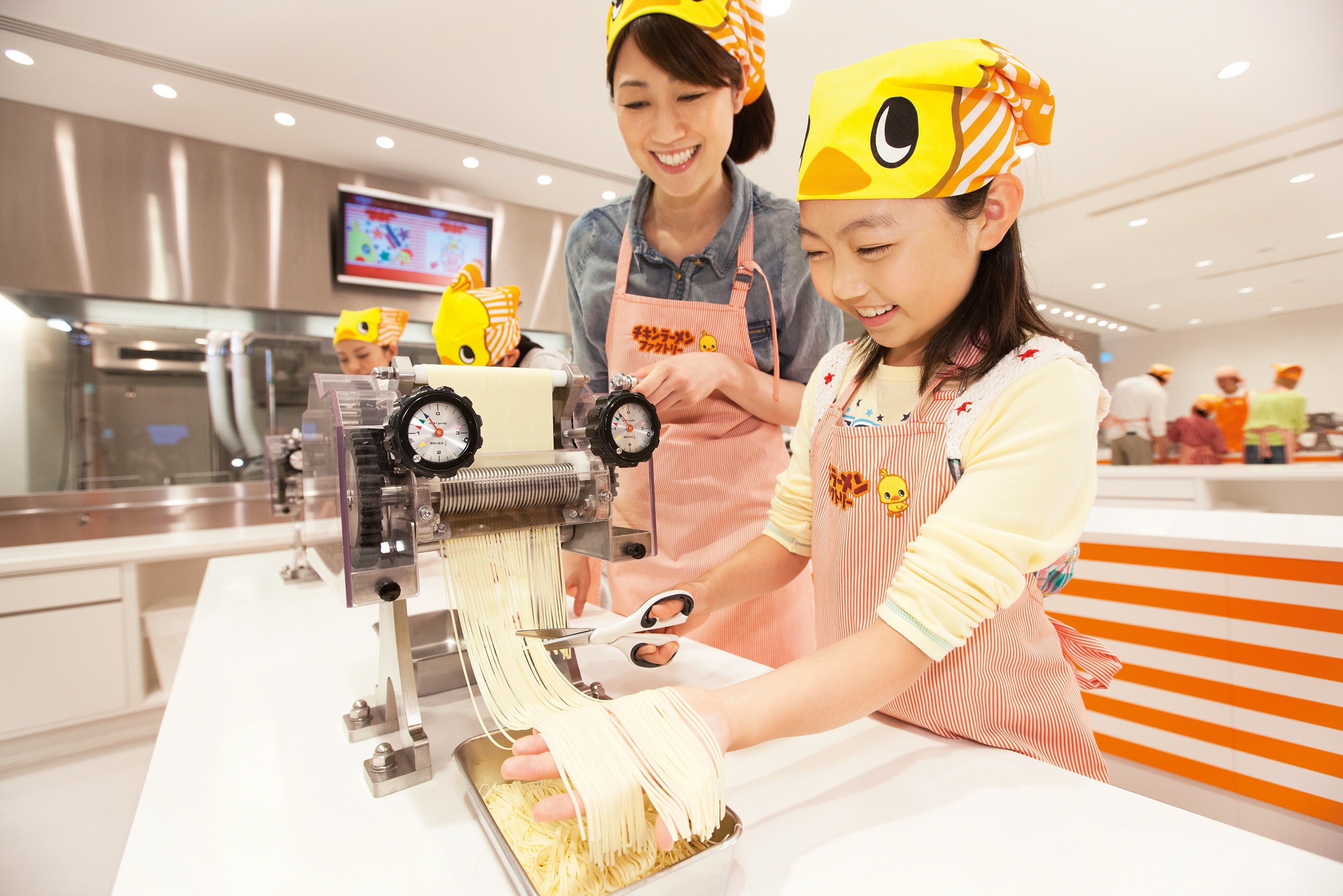 Trải nghiệm chế biến mì hộp thú vị tại Bảo tàng mì ăn liền Yokohama