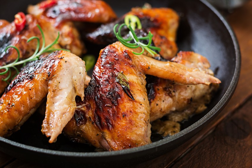 Rekomendasi Makanan 4: Nikmatilah Ayam Awao asal Tokushima yang dipanggang di atas arang.
