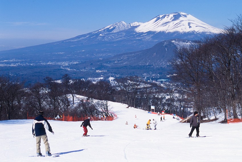 住在新輕井澤地區的熱門「輕井澤王子大飯店」，享受滑雪、高爾夫和購物