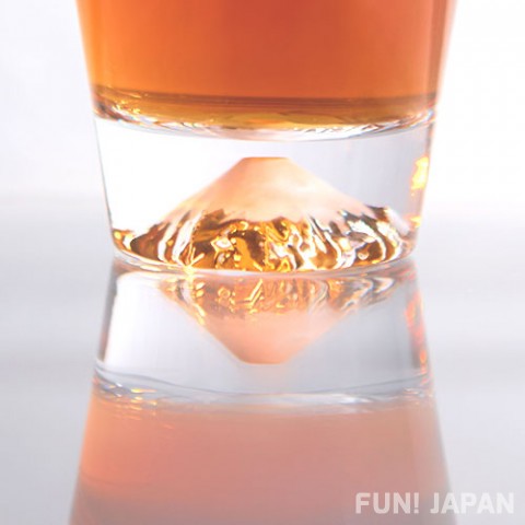 每一個富士山玻璃杯都是於日本國內由職人手工吹製而成 
