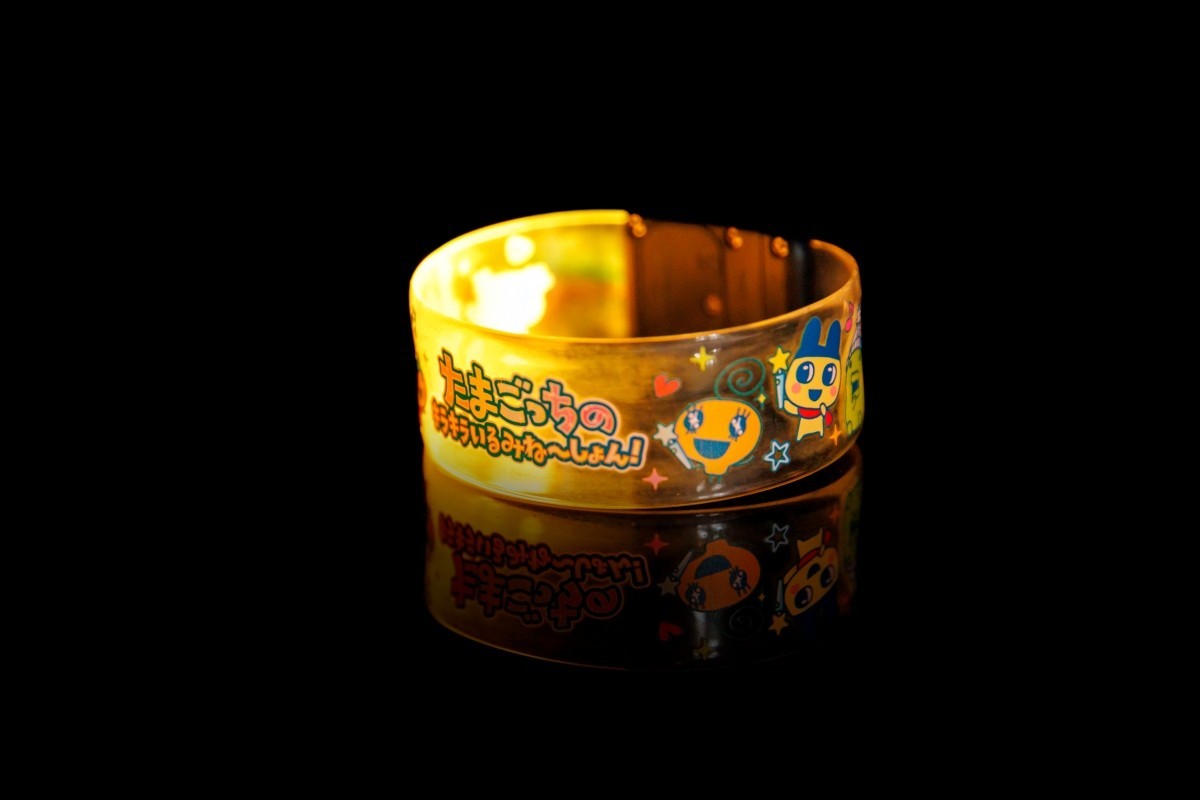 光るブレスレット 990円 ©BANDAI