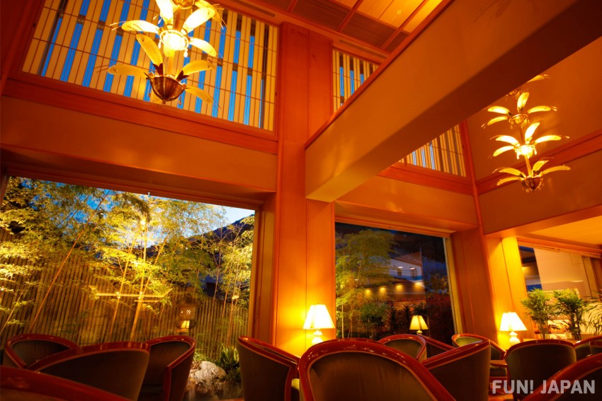 咖啡廳及提供獨立包廂的日式料理餐廳「櫻花亭」