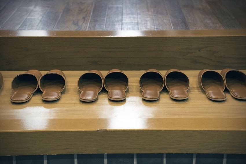 Di hotel tradisional Jepang, sepatu juga harus dilepas di aula masuk.