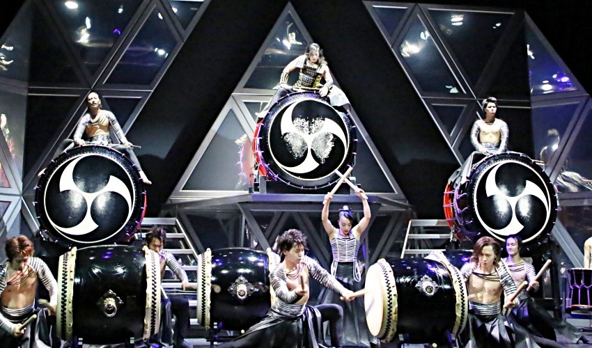 「萬華響」是活躍於日本海內外的和太鼓表演團體「DRUM TAO」的全新娛樂表演